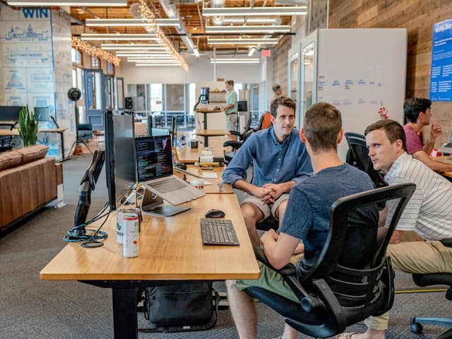 Collègues en discussion dans un bureau partagé