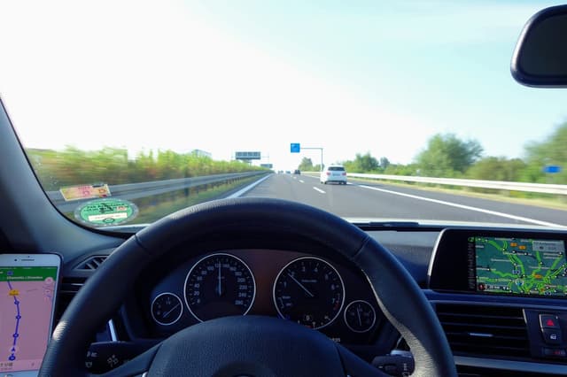 Poste de conduite d’une voiture sur autoroute
