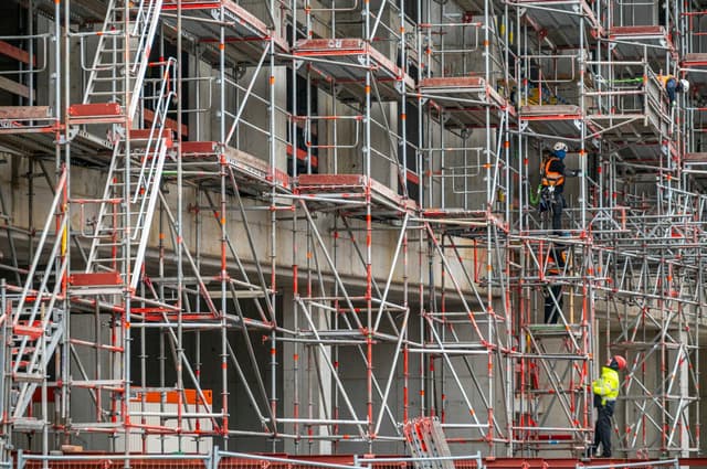 Ouvriers sur l’échafaudage d’un immeuble en construction