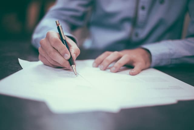 Main signant un document